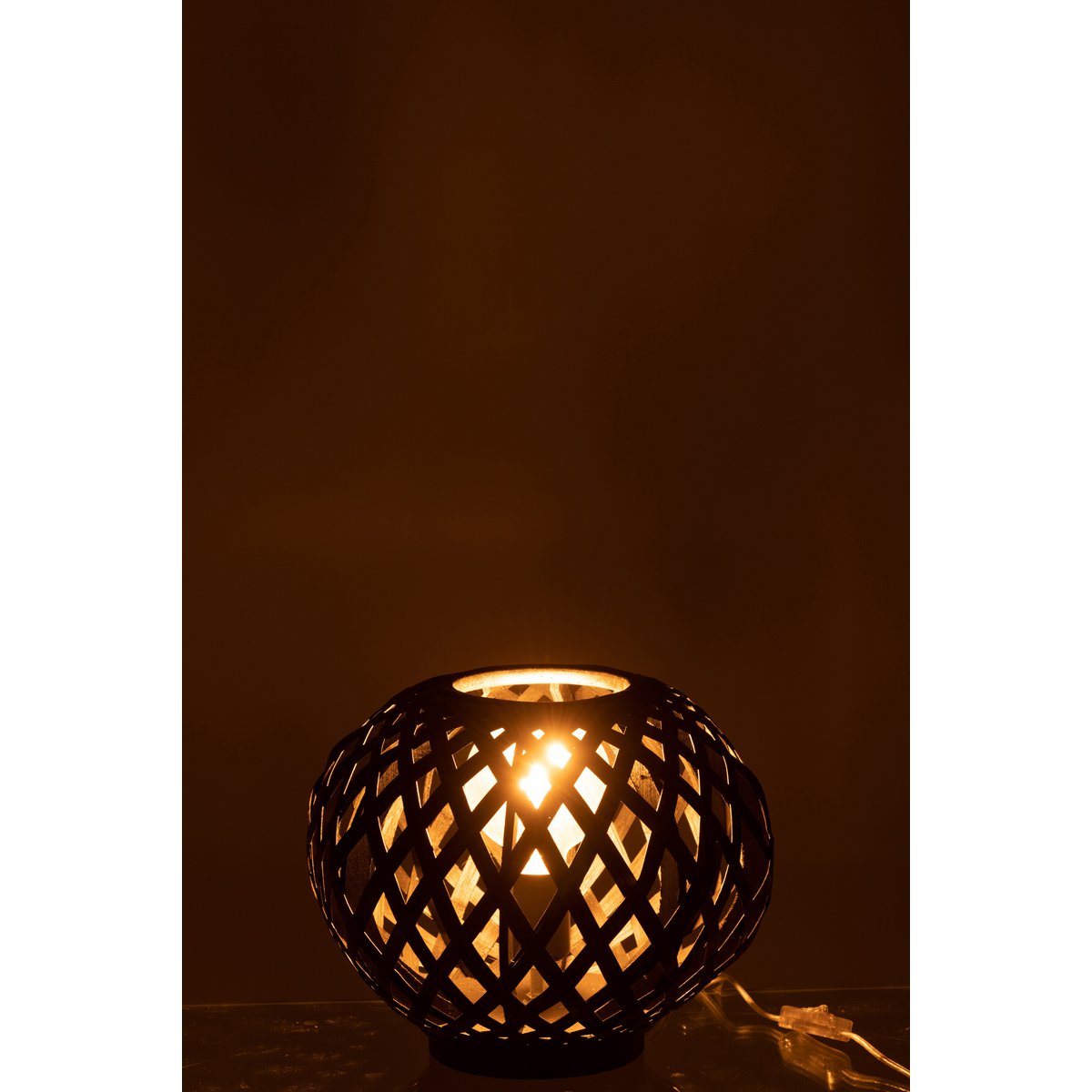 Détail du design en bambou de la lampe J-Line