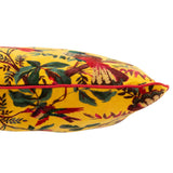 Détail du coussin Birds en velours floral jaune sur un fond neutre