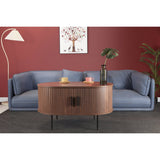 Gros plan sur la finition en noyer de la table basse