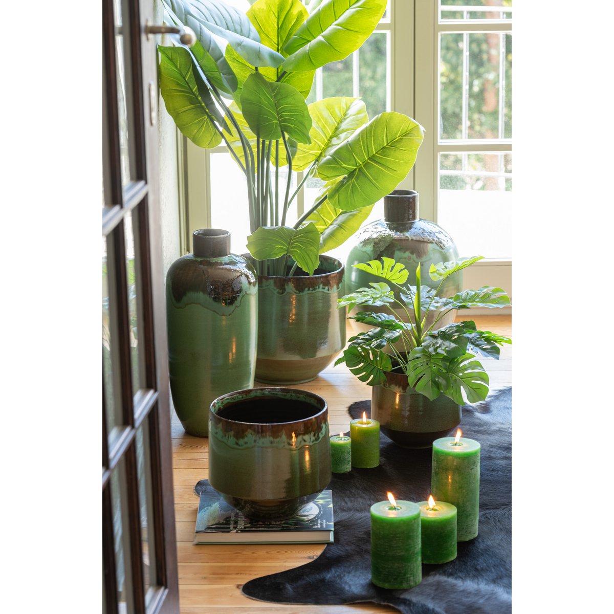 Bougie cylindrique J-Line vert clair, vue de face avec design épuré