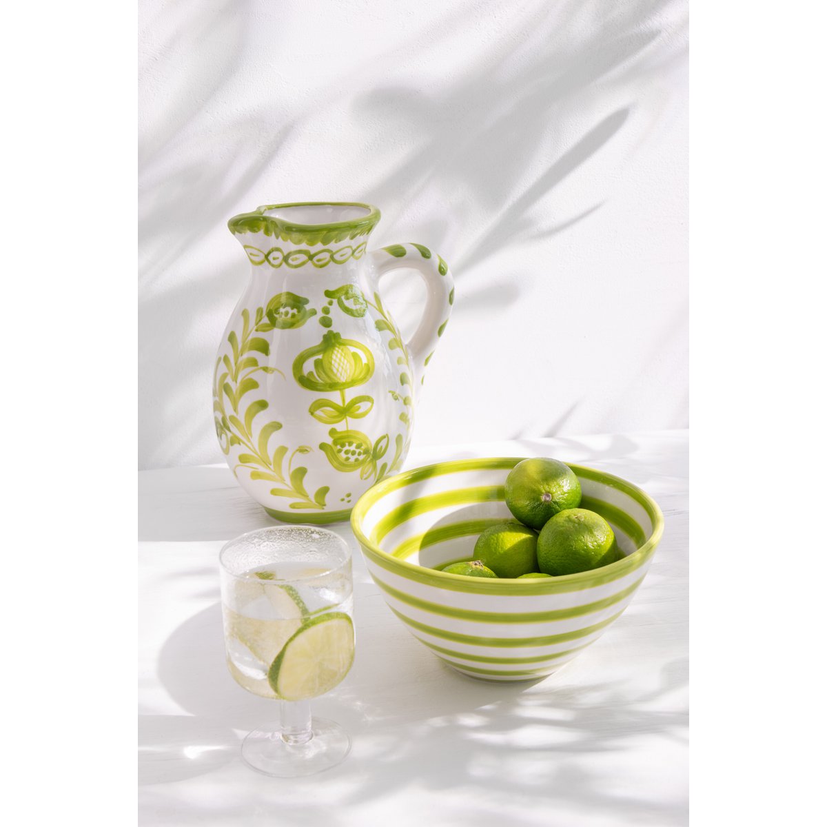 Jug Grenade J-Line sur une table élégante, ambiance décorative