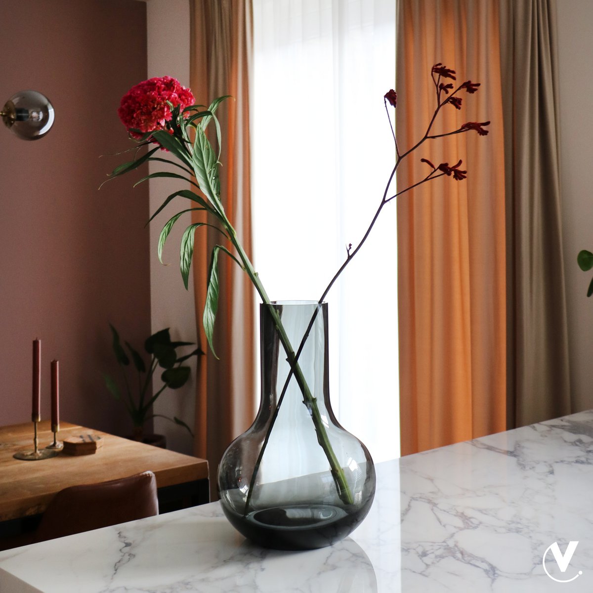 Vase sphérique en verre gris mat