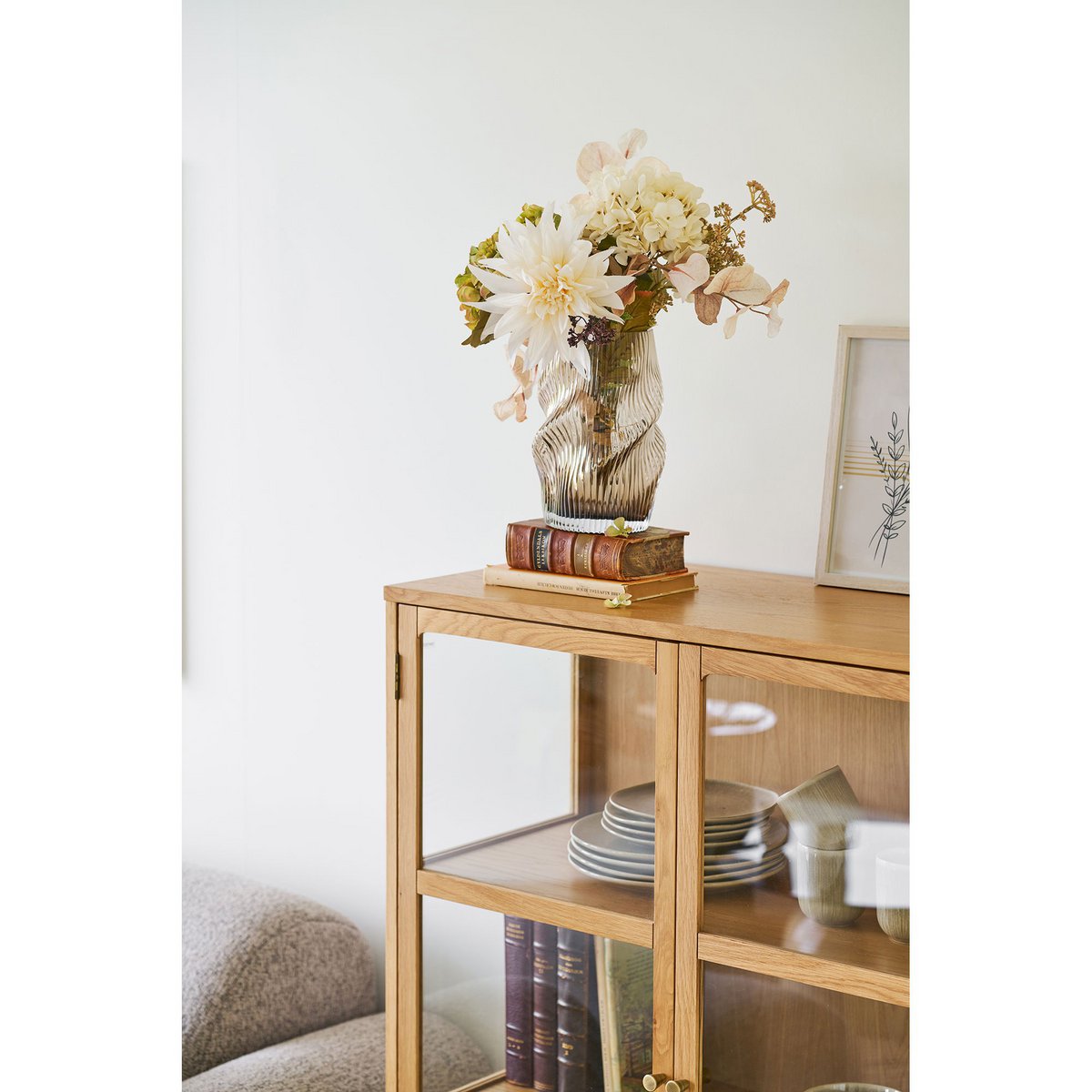 Vase en verre soufflé marron, intégré dans un décor scandinave