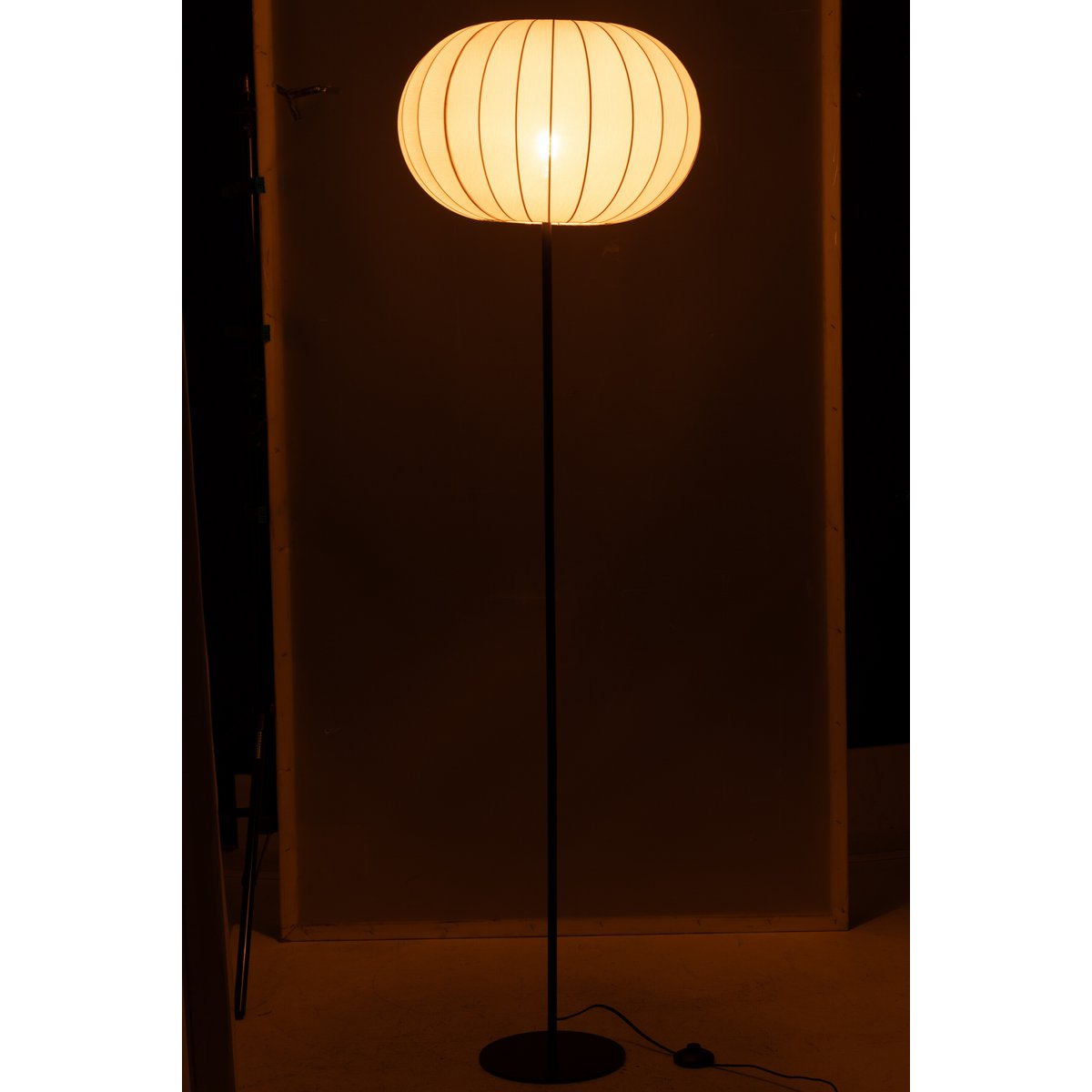Détail de la lampe J-Line en métal blanc, textile élégant