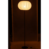 Détail de la lampe J-Line en métal blanc, textile élégant