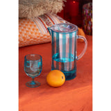 Verres à vin J-Line bleu en plastique sur une table dressée