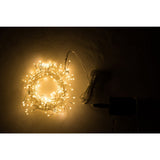 Branche lumineuse J-Line intégrée dans une décoration de Noël