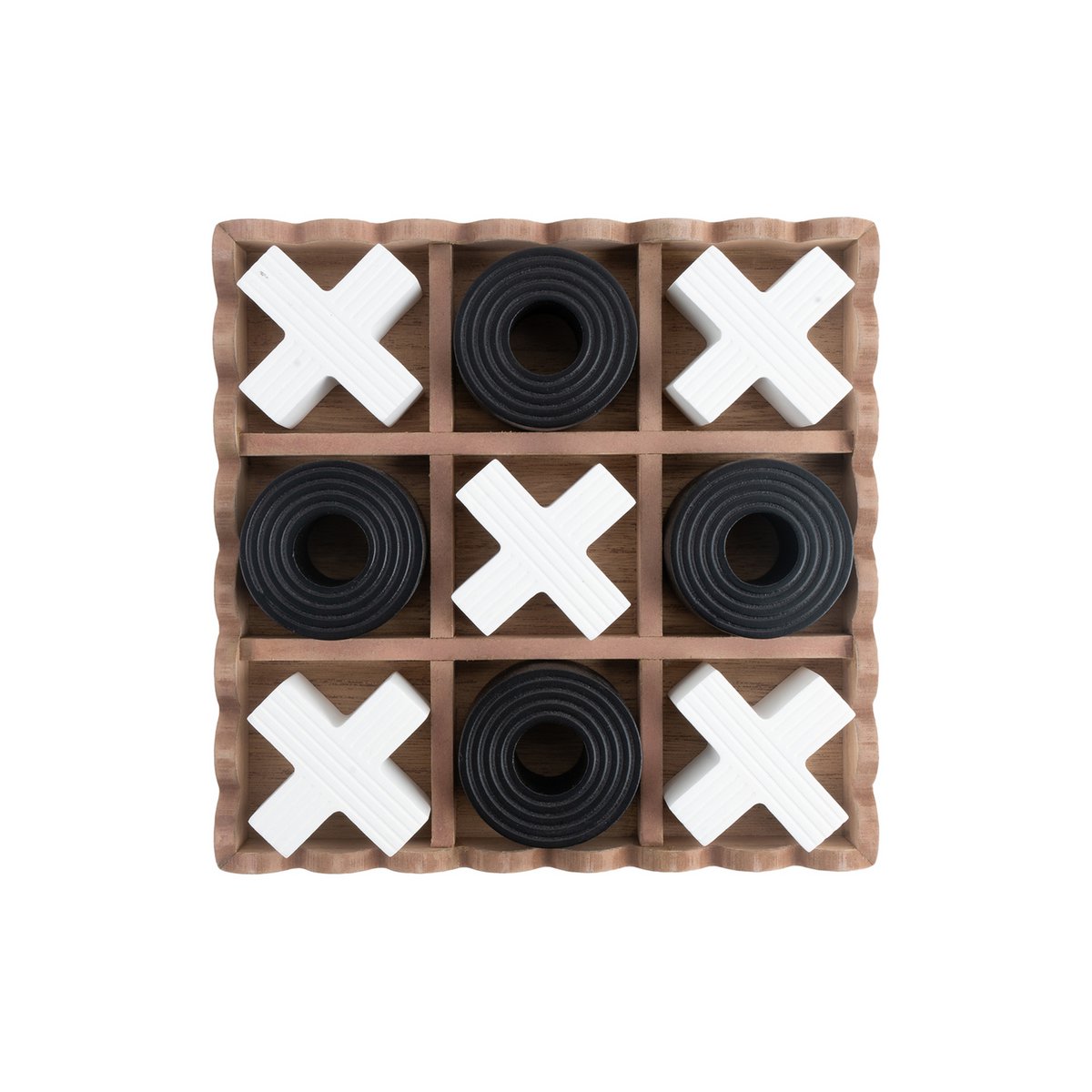 Vue de côté du jeu Tic Tac Toe en bois noir dans un salon moderne