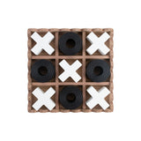 Vue de côté du jeu Tic Tac Toe en bois noir dans un salon moderne