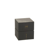 Bougie J-Line Noa Ruby Red allumée, créant une ambiance chaleureuse