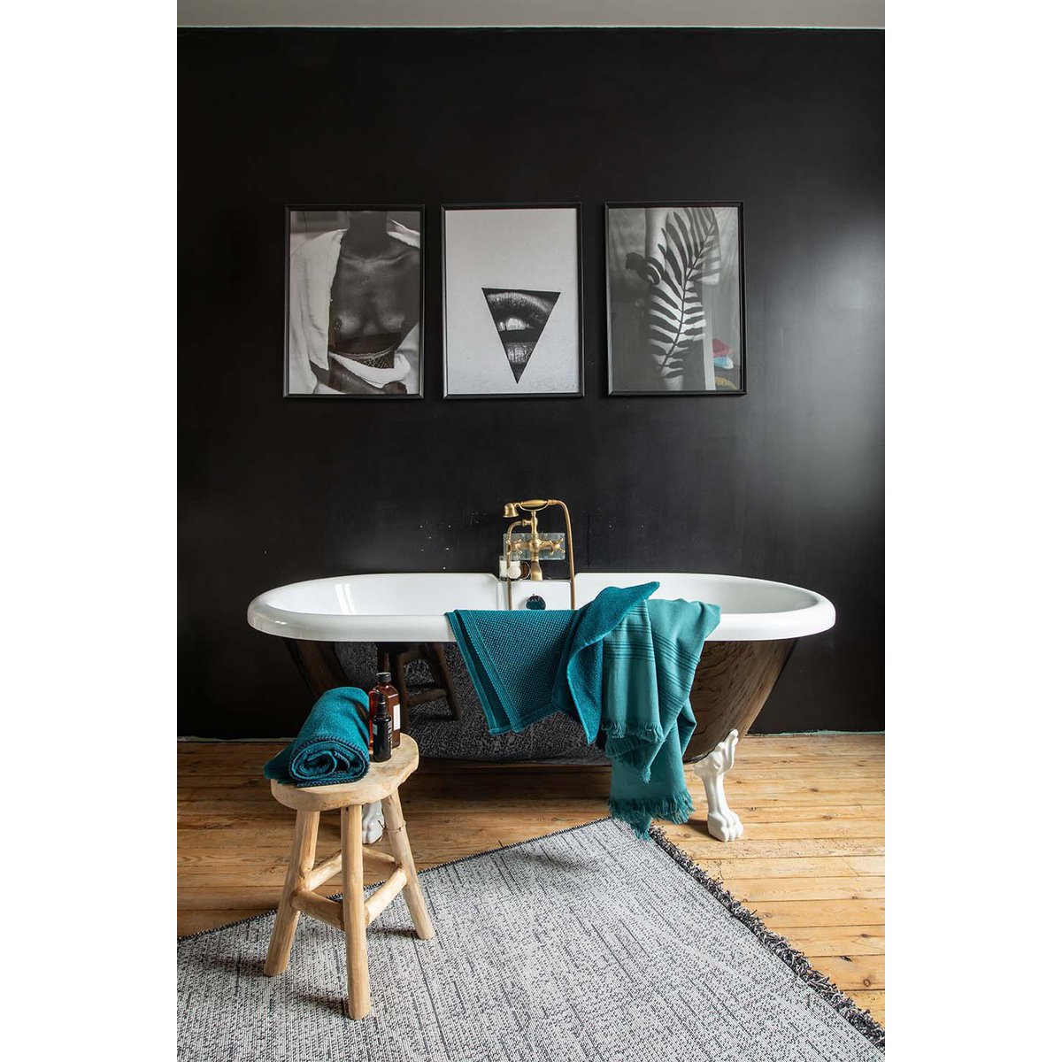 Ambiance salle de bain avec la serviette de toilette Bora Paon
