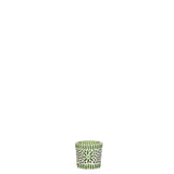Bougeoir J-Line en verre vert sur une table, ambiance chaleureuse