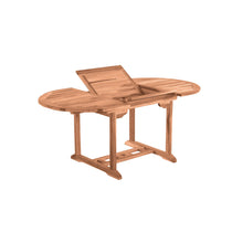 Table de jardin ronde en teck sur une terrasse