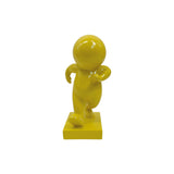 Statue Amigo Marchant en jaune, vue de face avec détails modernes