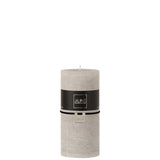 Bougie cylindrique J-Line en gris clair, élégante et raffinée, idéale pour la décoration intérieure.