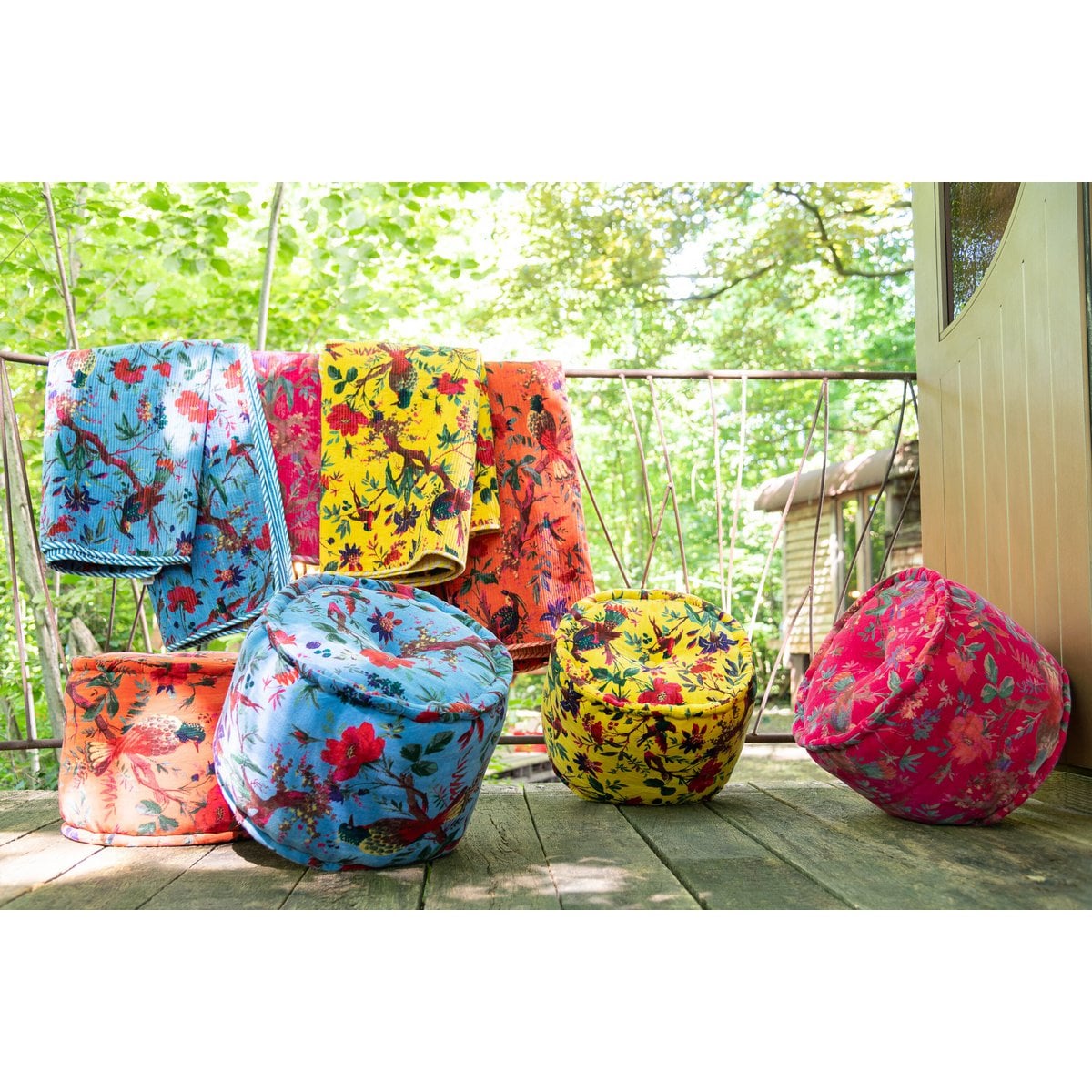 Pouf J-line bleu sur un fond neutre