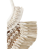 Collier de coquille J69 exposé dans un intérieur élégant