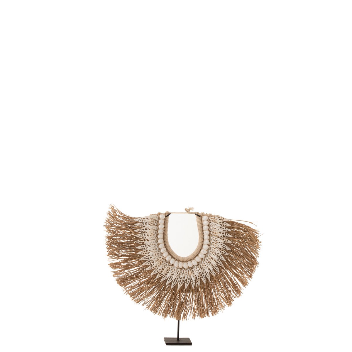 Collier de décoration Dora en coquilles et bois sur stand en bois, vue de face.