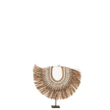 Collier de décoration Dora en coquilles et bois sur stand en bois, vue de face.