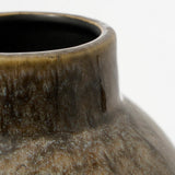 Vase Helma sur une table décorative