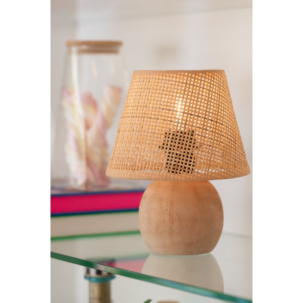 Lampe J-Line sur fond neutre, présentation élégante