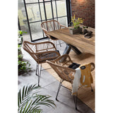 Table de salle à manger industrielle sur une terrasse