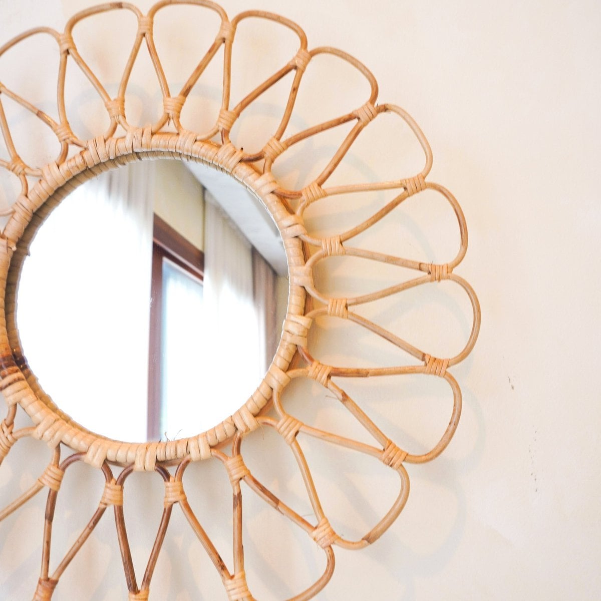 Miroir Danau accroché dans un intérieur moderne