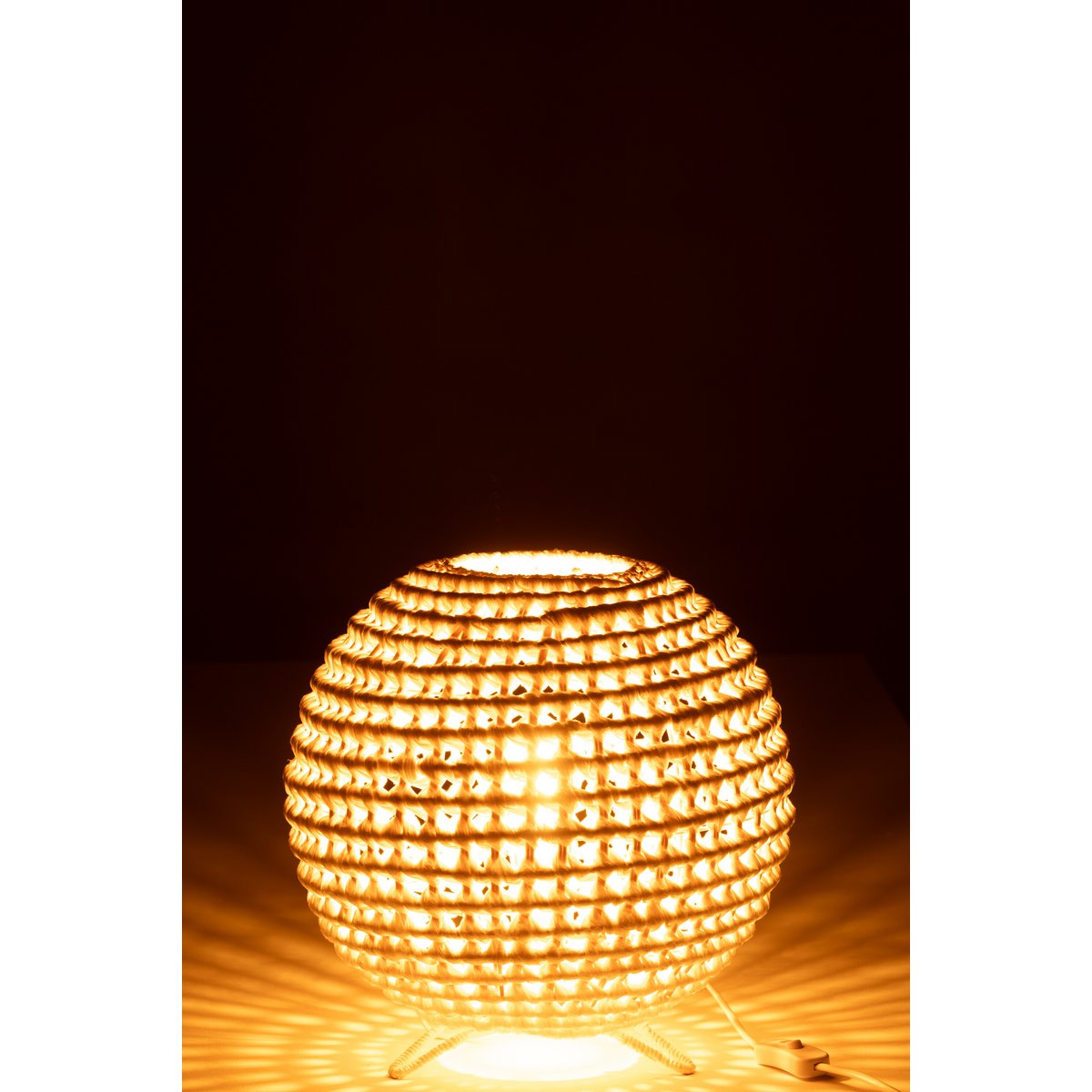 Détail du design moderne de la lampe J-Line