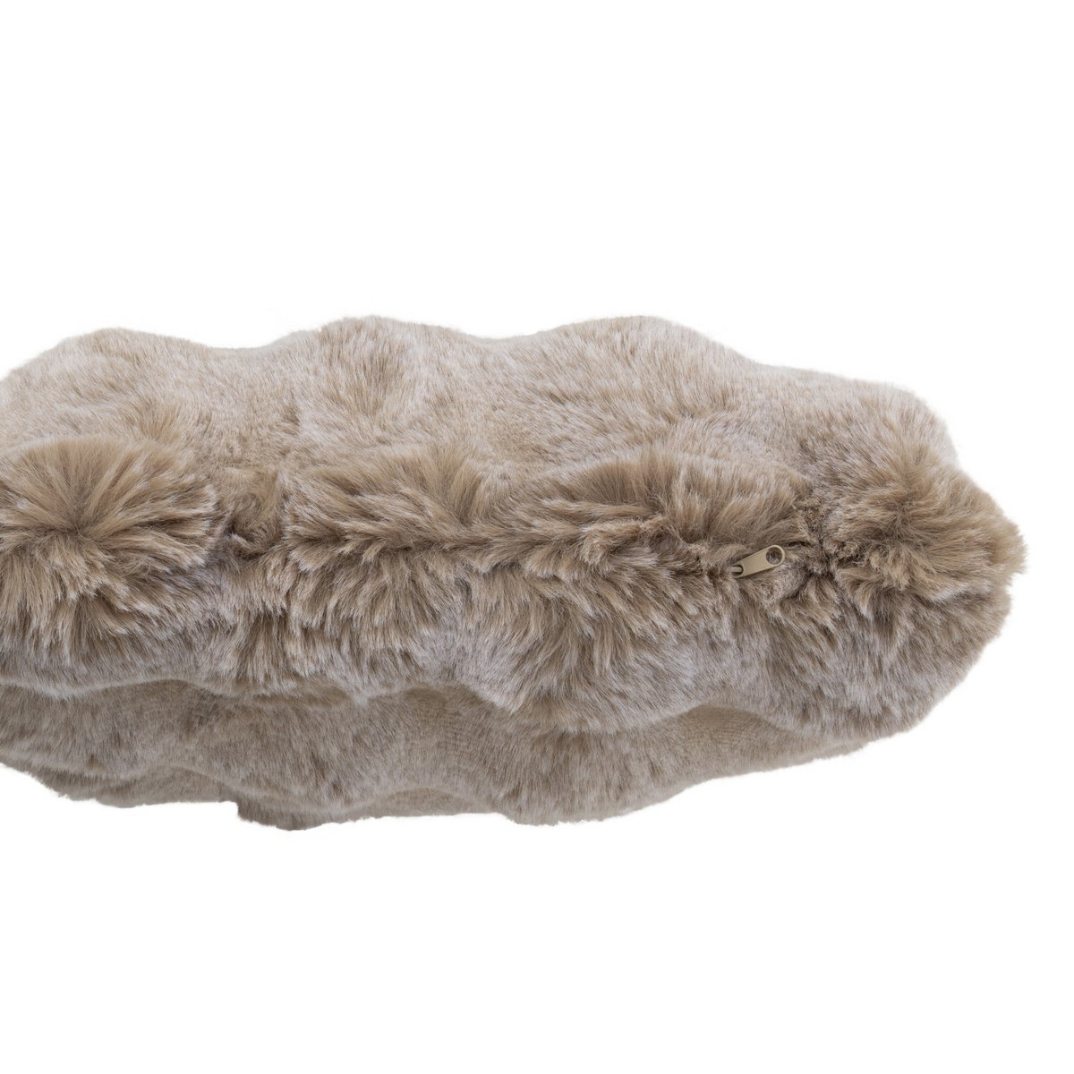 Détail du coussin Wave Taupe, texture en polyester, ambiance cosy.