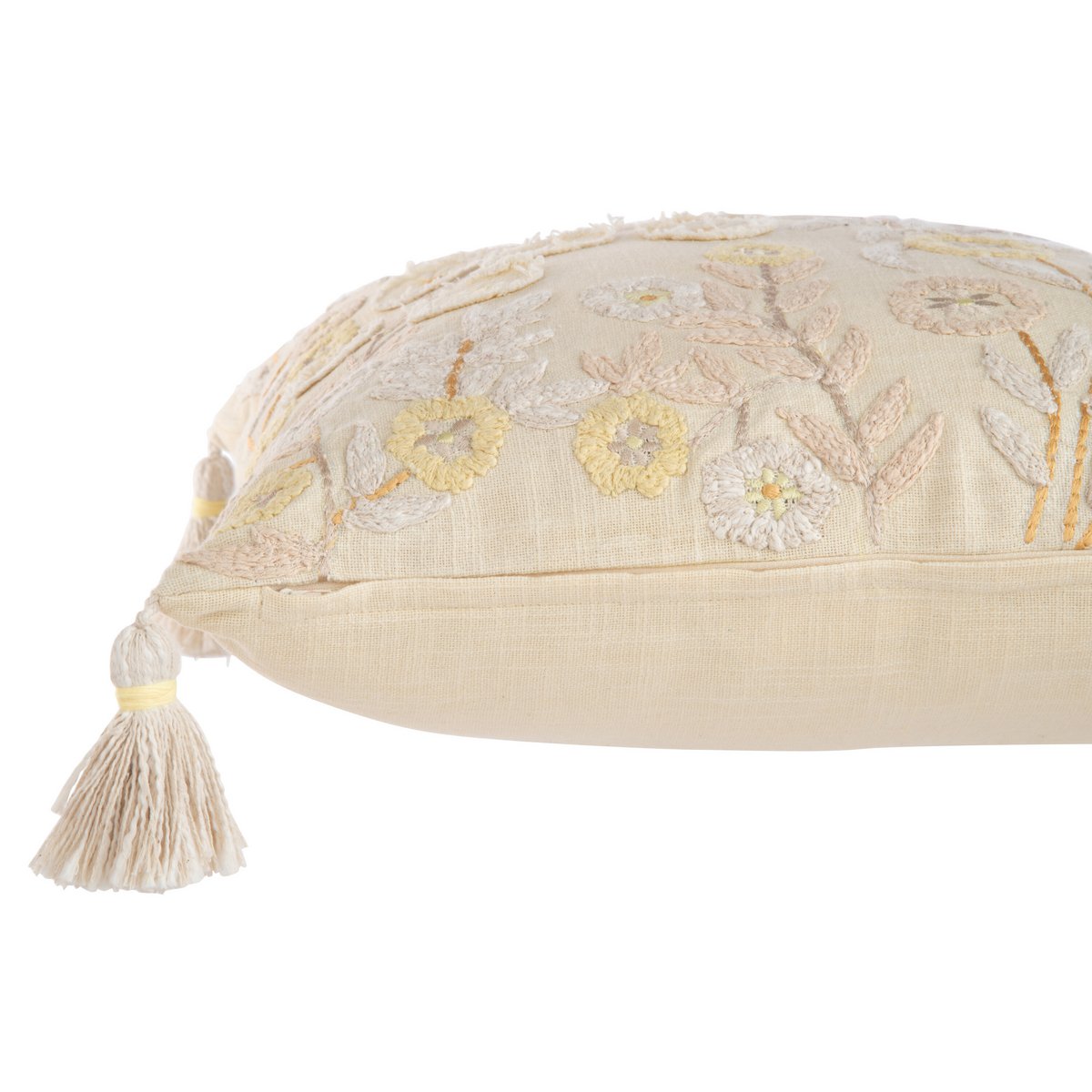 Détail du motif floral et des pompons du coussin J-Line