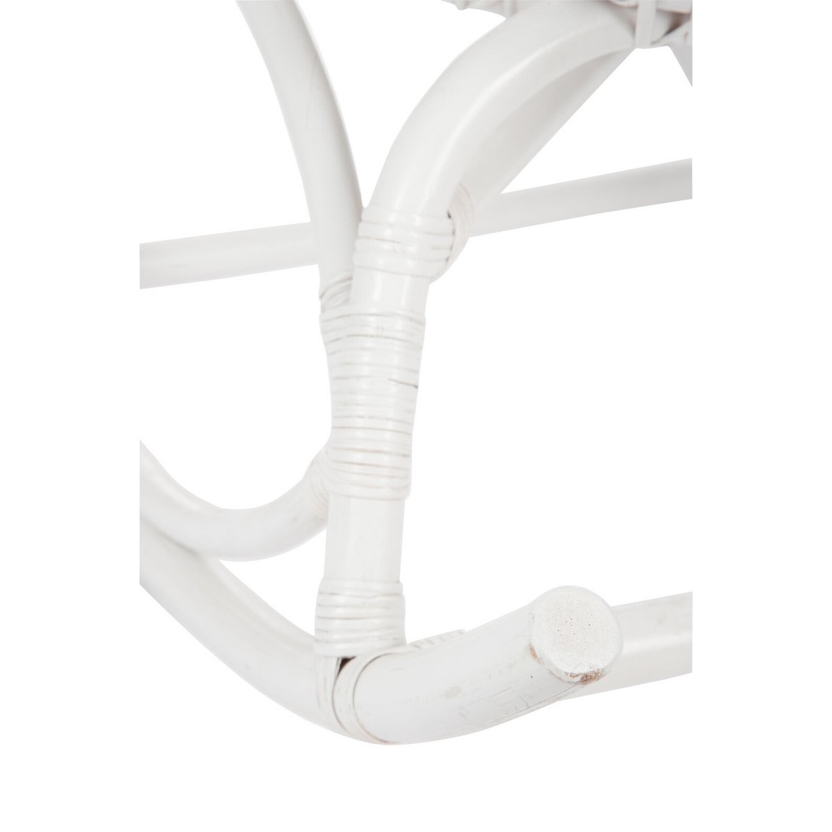 Tabouret à roulettes J-Line en rotin blanc, gros plan sur l'assise