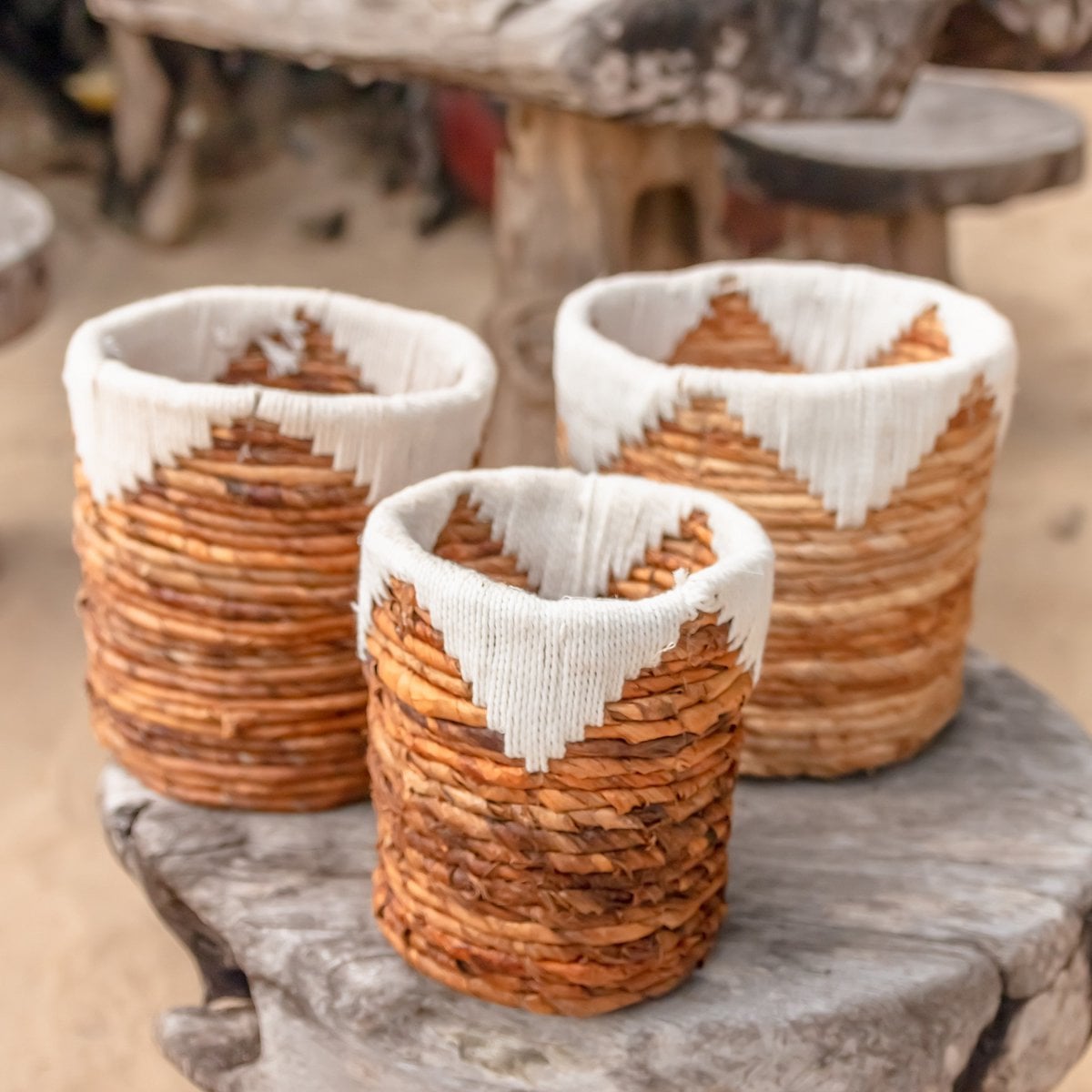 Vue latérale du panier MENIK, design élégant et naturel