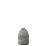 Vase Effy en métal gris, détail de la texture et du design