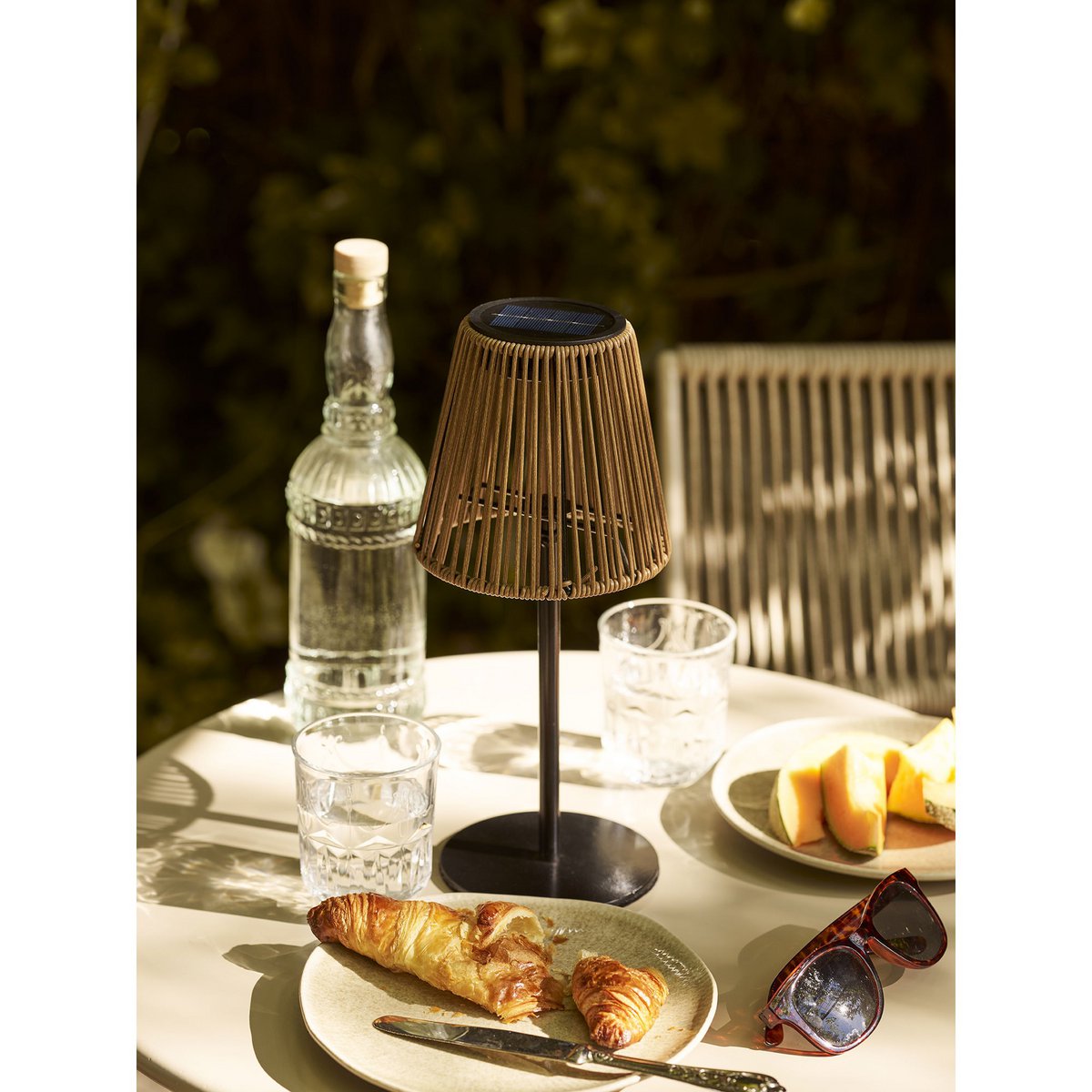 Lampe Salford sur une table de jardin en bois