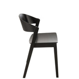 Détail de la chaise Laga, finition en bois noir