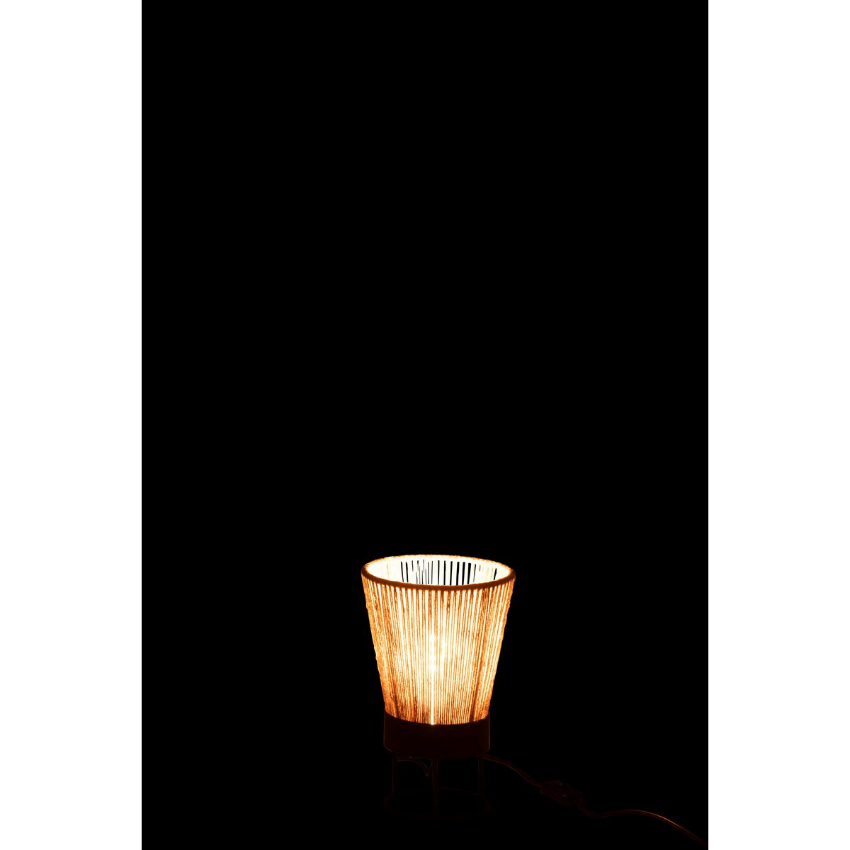 Lampe J-Line Nina allumée, diffusant une lumière douce
