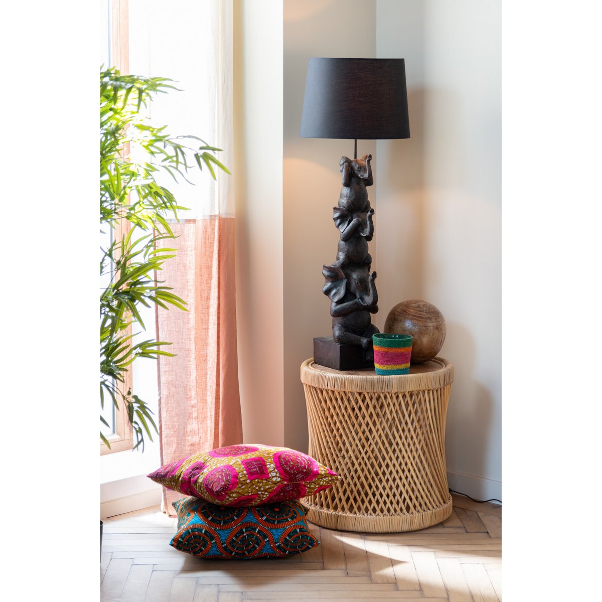 Lampe J-Line 3 Éléphants, mise en situation dans un salon élégant