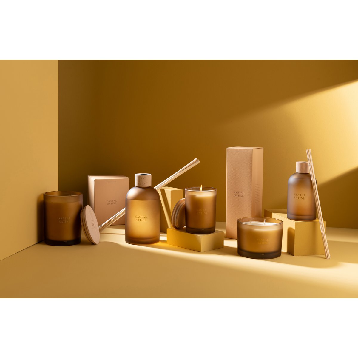 Diffuseur Santal Satiné dans un salon moderne et chic