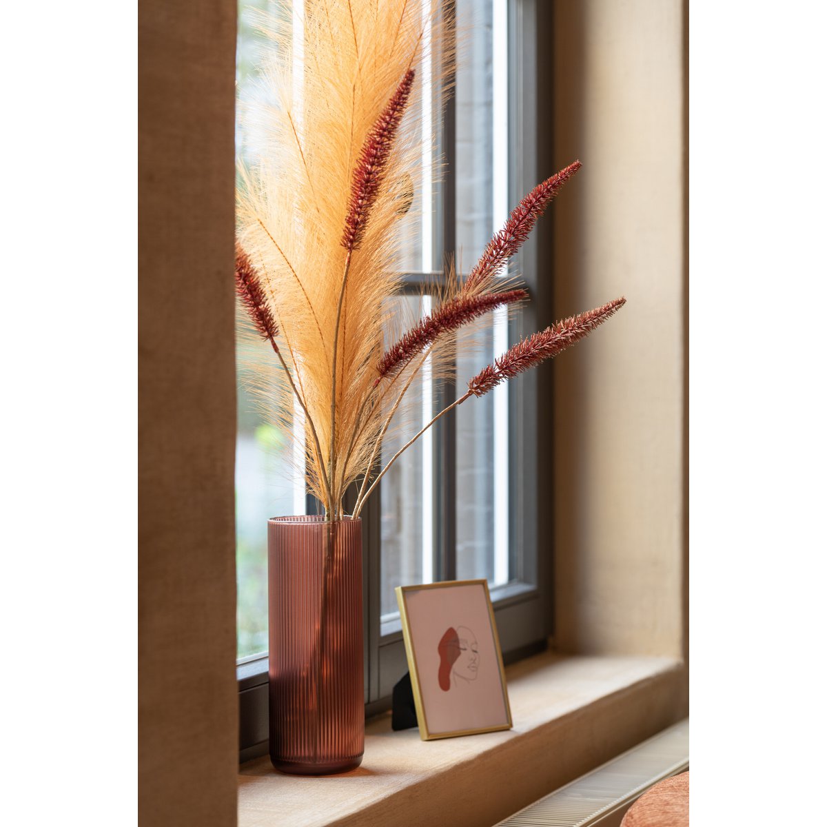 Plumeau Branch J-Line en plastique orange et rouille, décoration élégante pour intérieur.