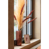 Plumeau Branch J-Line en plastique orange et rouille, décoration élégante pour intérieur.