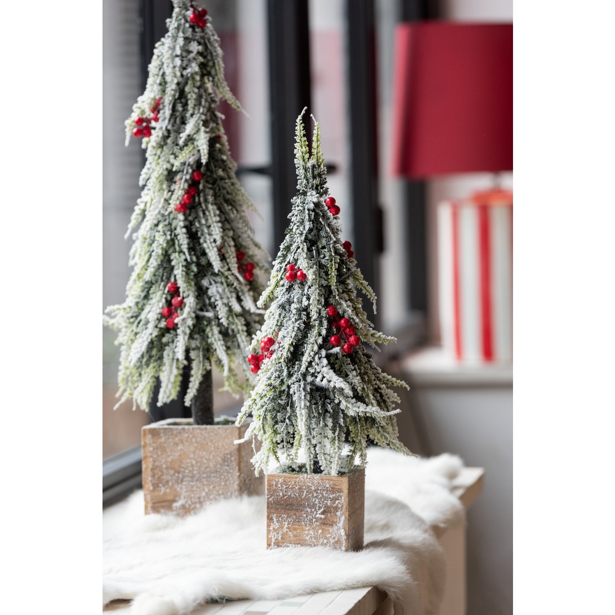 Vue latérale du sapin J-Line Snow, mettant en avant ses couleurs vives.