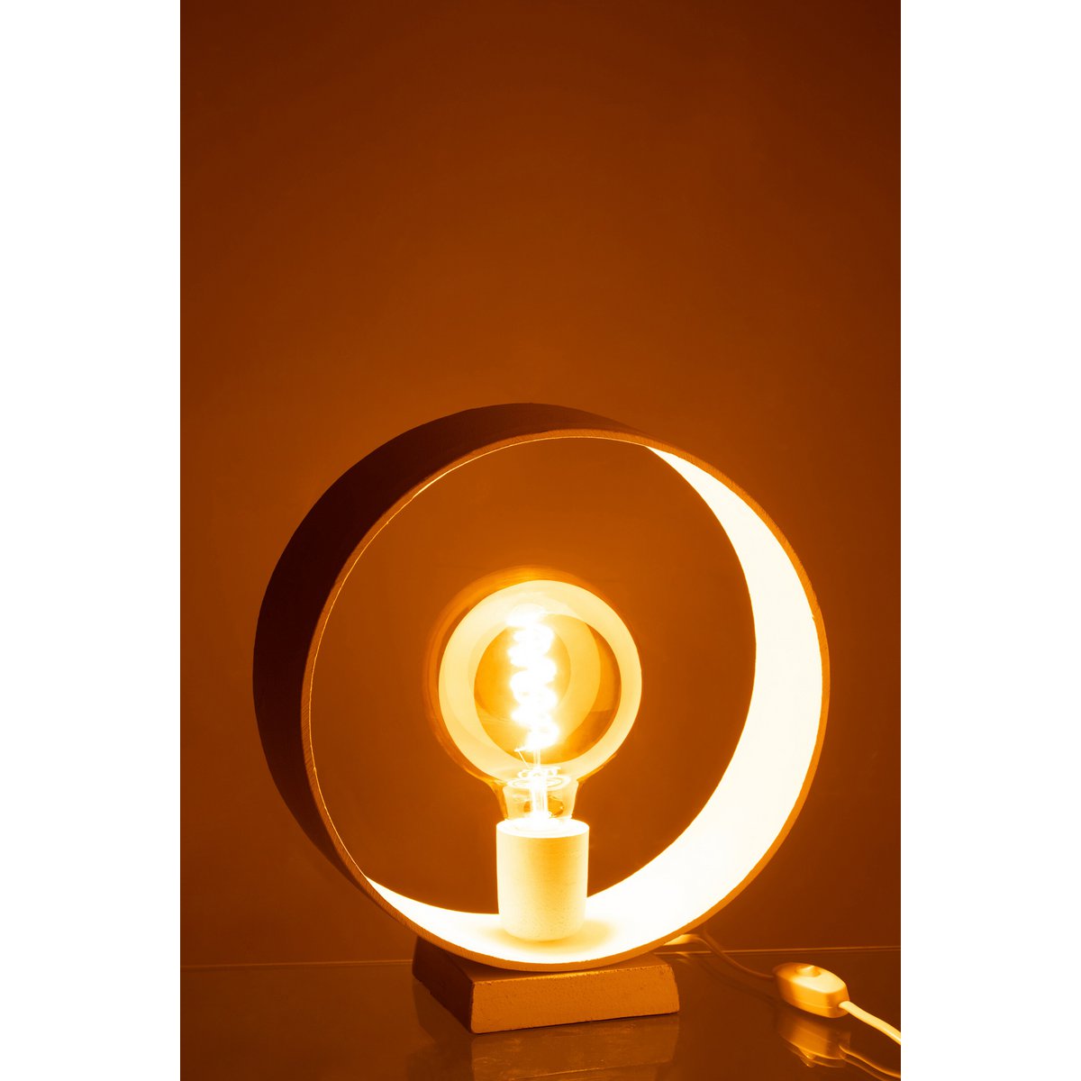 Ambiance chaleureuse créée par la lampe J-Liline Circle dans un intérieur
