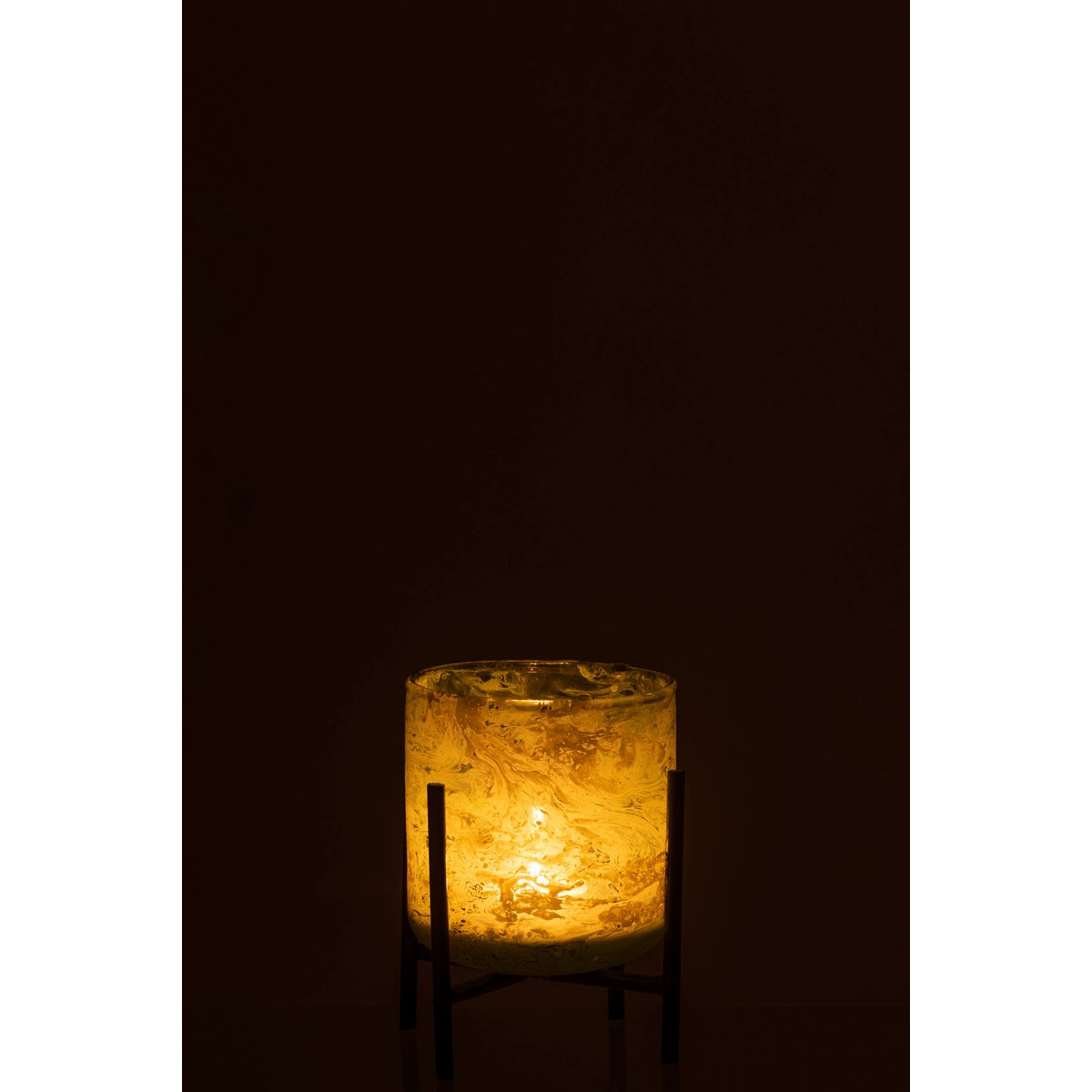 Lanterne J-Line Standing Marble illuminée, créant une ambiance chaleureuse