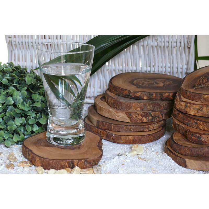 Sous-verres RUSTIQUE en bois d'olivier, présentation sur une table