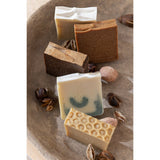 Savon J-line Zeep Great Raisins à côté de décorations de salle de bain