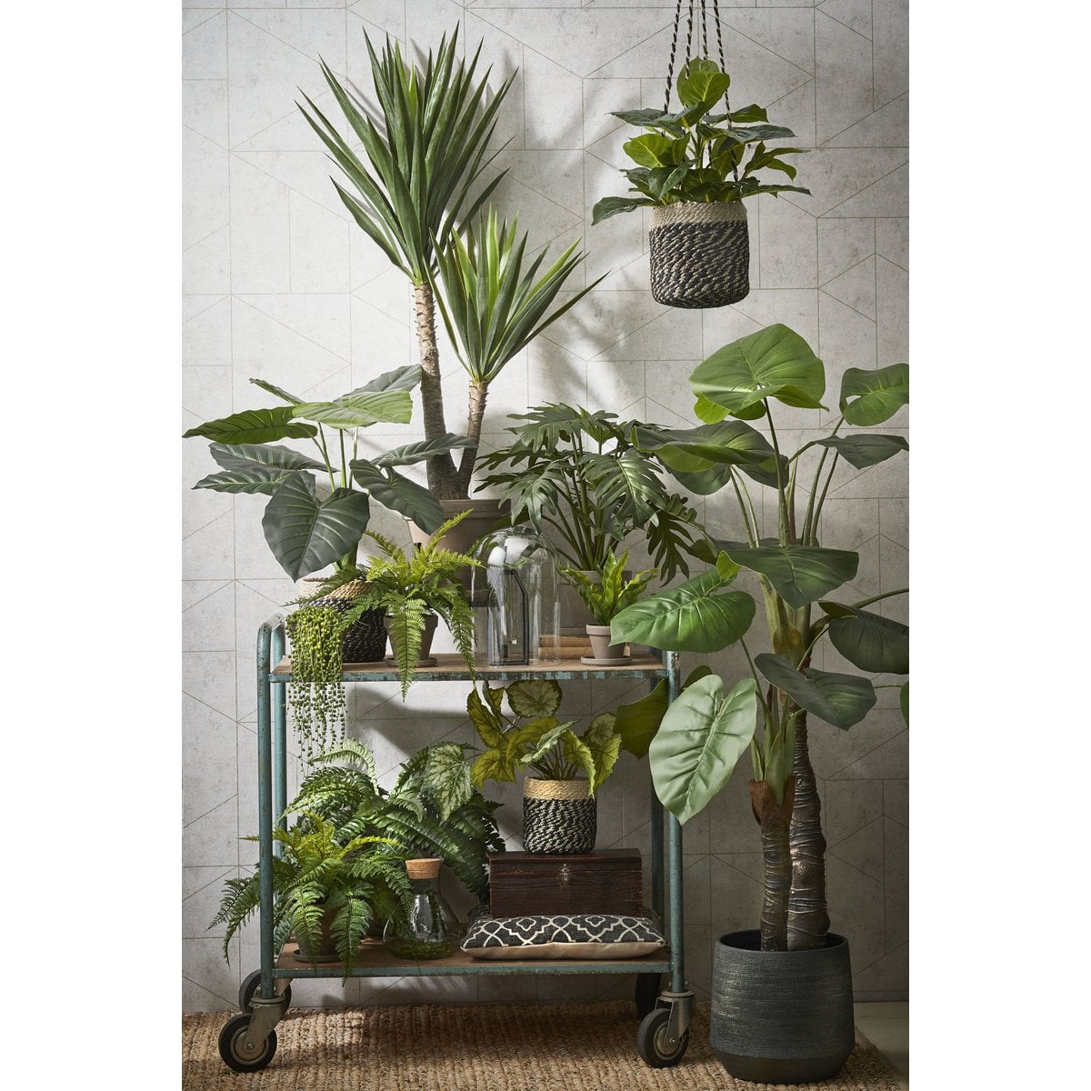 Pot en plastique noir de la plante Yucca artificielle