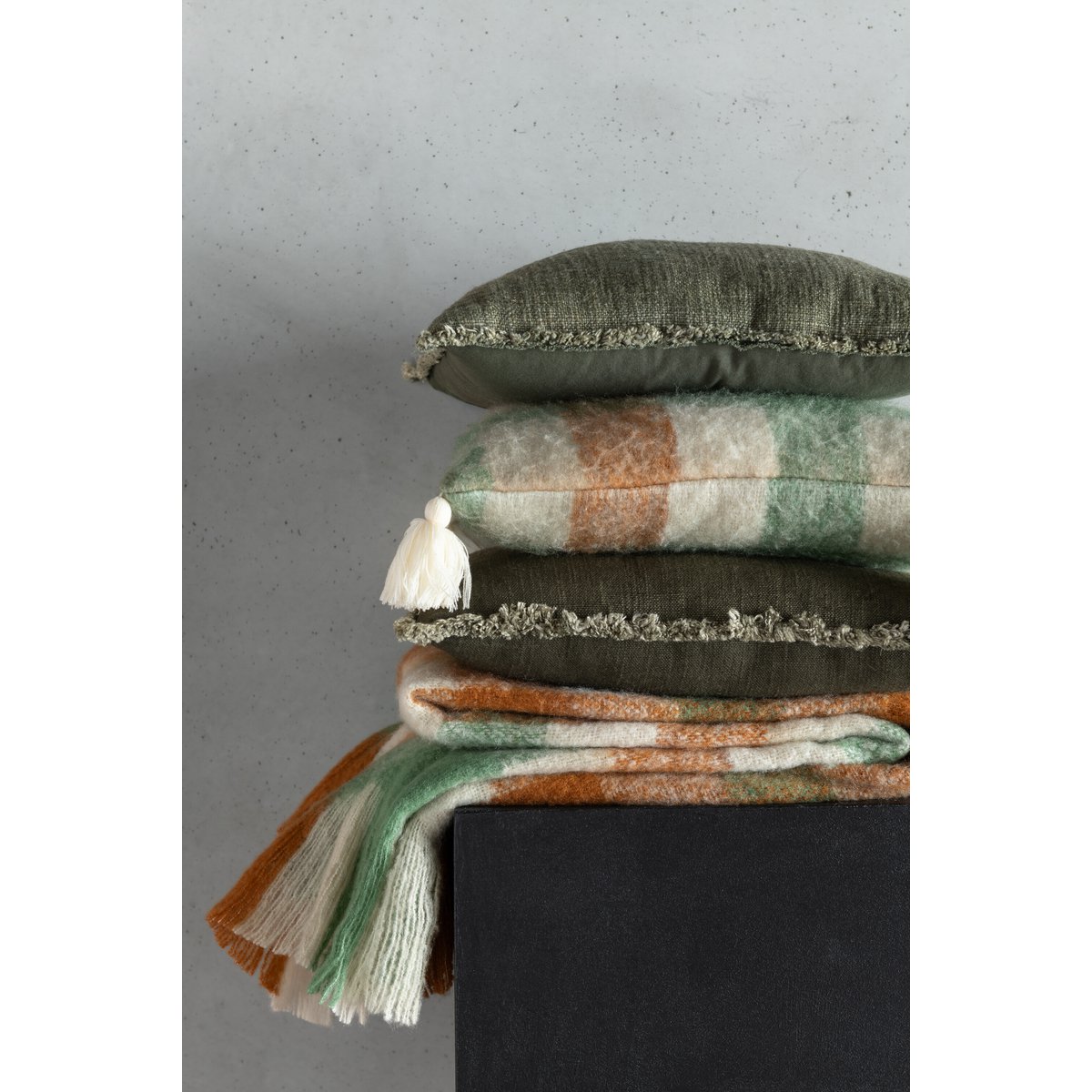 Coussin J-Line Ruitjes+Kwastjes sur un canapé élégant