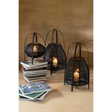 Lanterne J-Line en bambou noir, mise en situation dans un jardin
