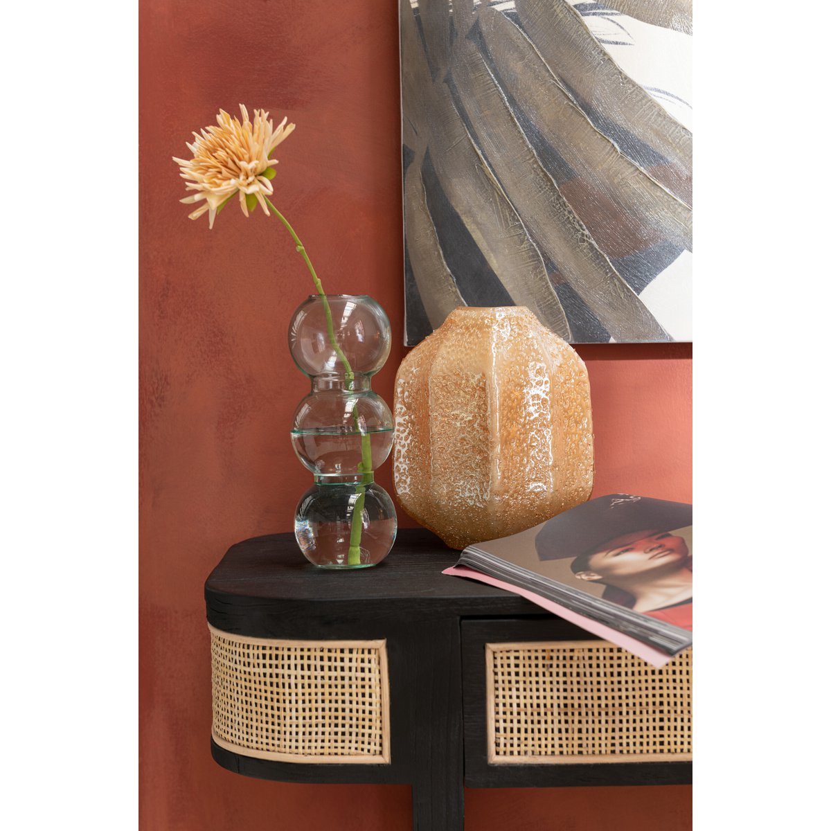 Vue latérale du vase J-Line, mettant en valeur sa couleur et sa forme