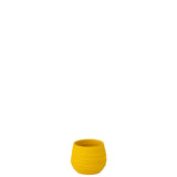 Détail du pot de fleurs J-Line, céramique jaune, ambiance moderne